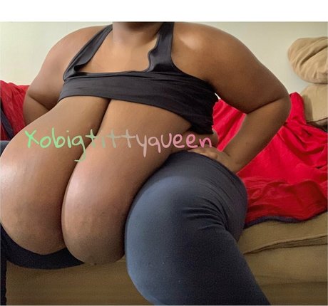 Foto desnuda filtrada de OnlyFans de Xobigtittyqueen