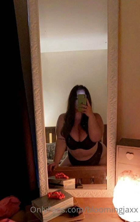 Foto desnuda filtrada de OnlyFans de Bloomingjaxx