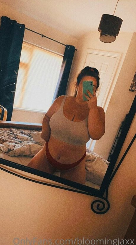 Foto desnuda filtrada de OnlyFans de Bloomingjaxx