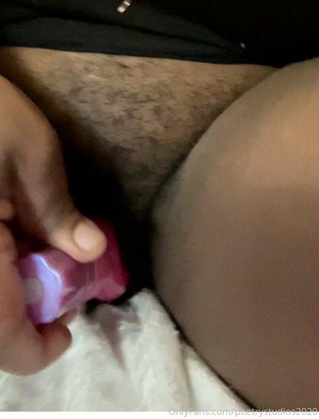 Foto desnuda filtrada de OnlyFans de Poetrystudios2020