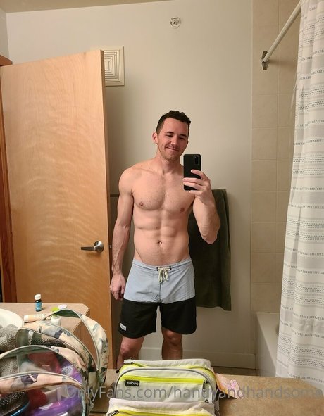 Foto desnuda filtrada de OnlyFans de Handyandhandsome