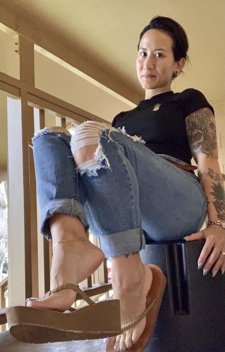 Kim_kisses_foot_goddess