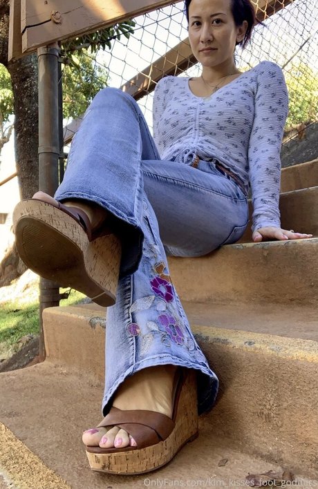 Kim_kisses_foot_goddess