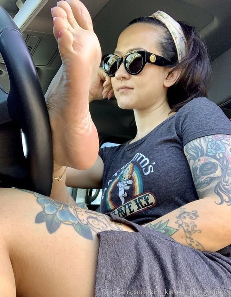 Kim_kisses_foot_goddess