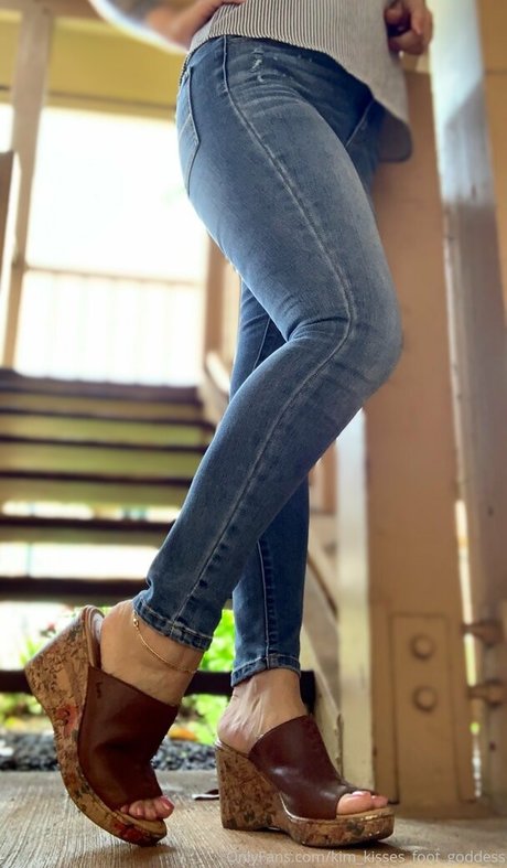 Kim_kisses_foot_goddess