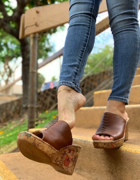 Kim_kisses_foot_goddess