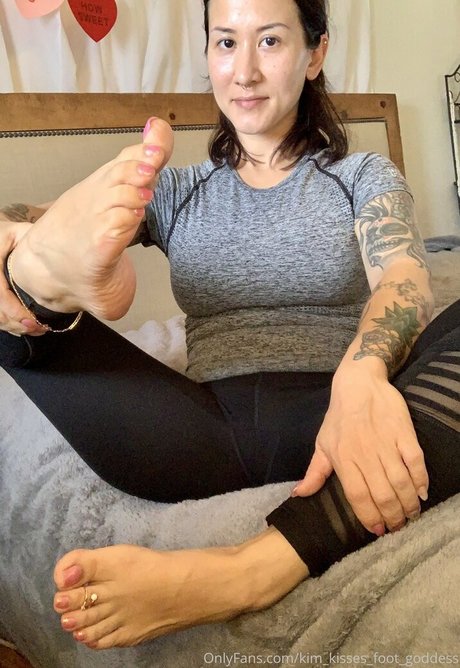 Kim_kisses_foot_goddess