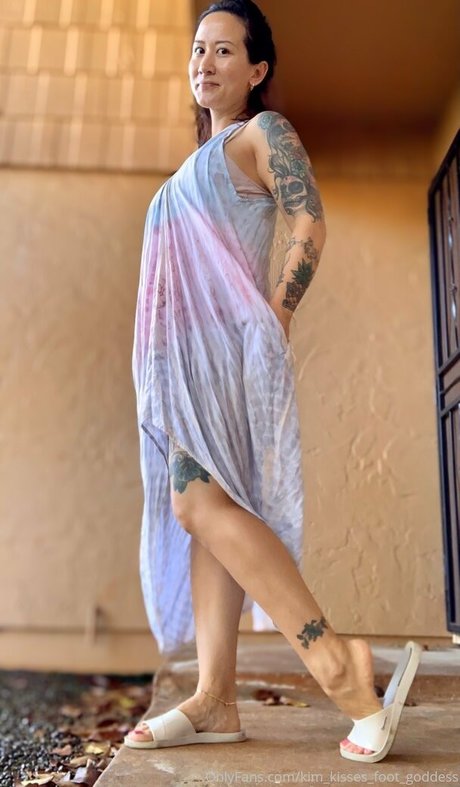 Kim_kisses_foot_goddess
