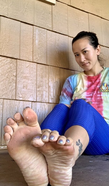 Kim_kisses_foot_goddess