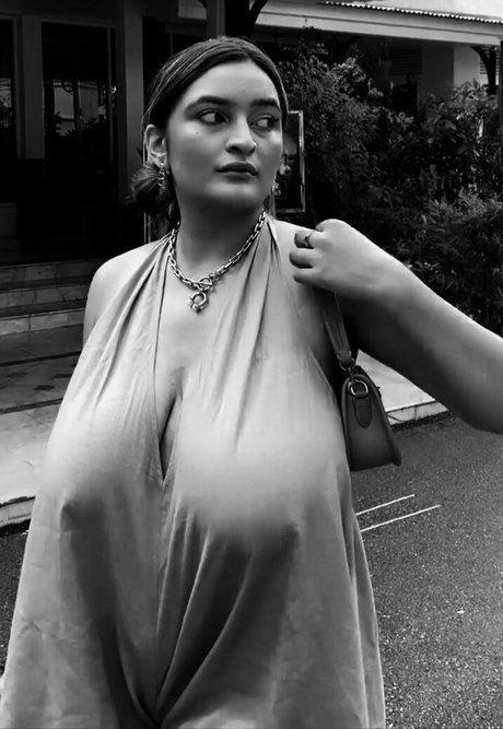 Foto desnuda filtrada de OnlyFans de Sonali Malhotra