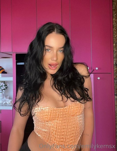 Foto desnuda filtrada de OnlyFans de Emiemilykernsx