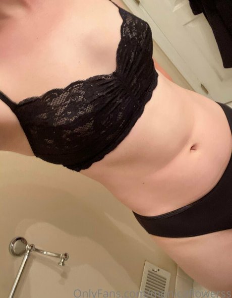 Foto desnuda filtrada de OnlyFans de Monicaflowerss