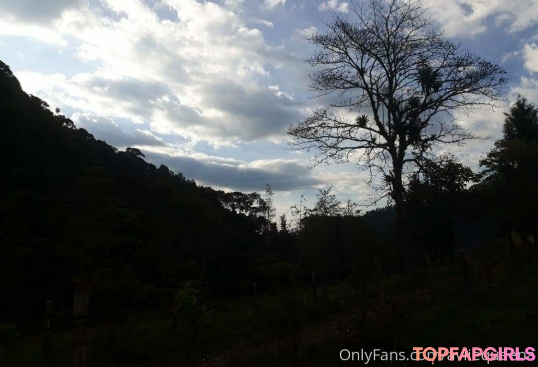 Foto desnuda filtrada de OnlyFans de Avliequeena #17 Foto desnuda filtrada de OnlyFans de Avliequeena #17