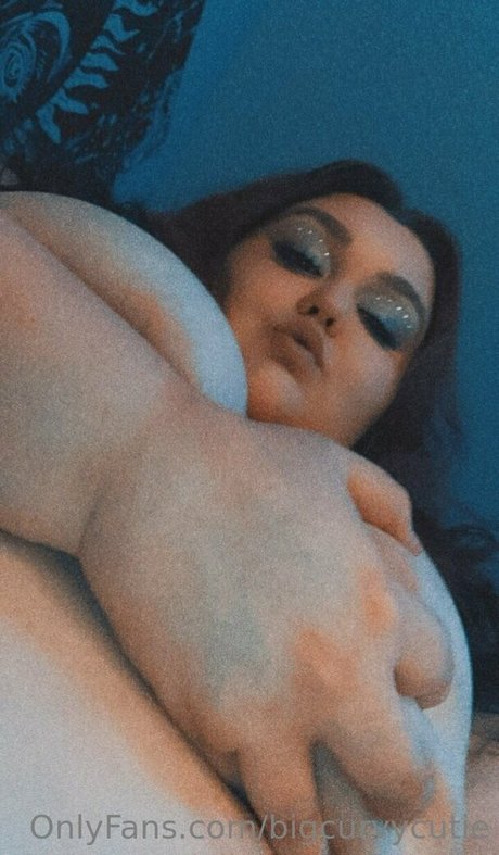 Bigcurvycutie