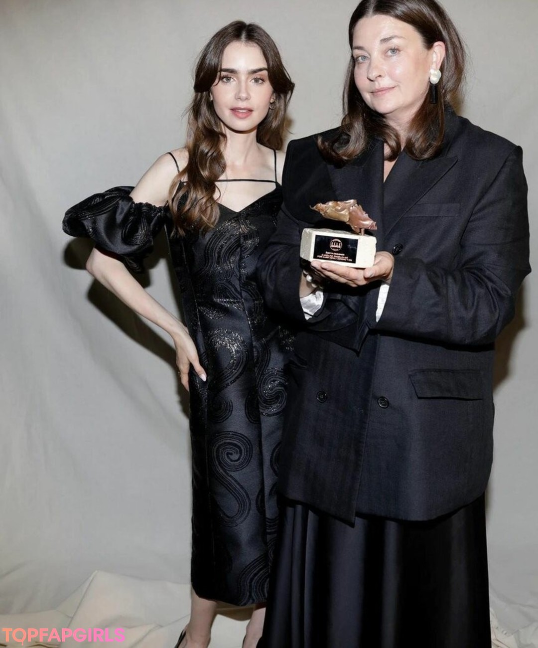 Foto desnuda filtrada de OnlyFans de Lily Collins #122 Foto desnuda filtrada de OnlyFans de Lily Collins #122