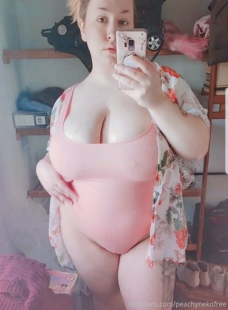 Foto desnuda filtrada de OnlyFans de Peachynekofree