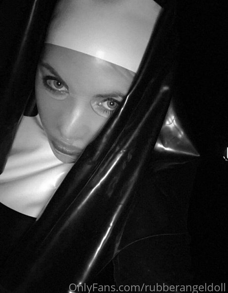 Foto desnuda filtrada de OnlyFans de Rubberangeldoll