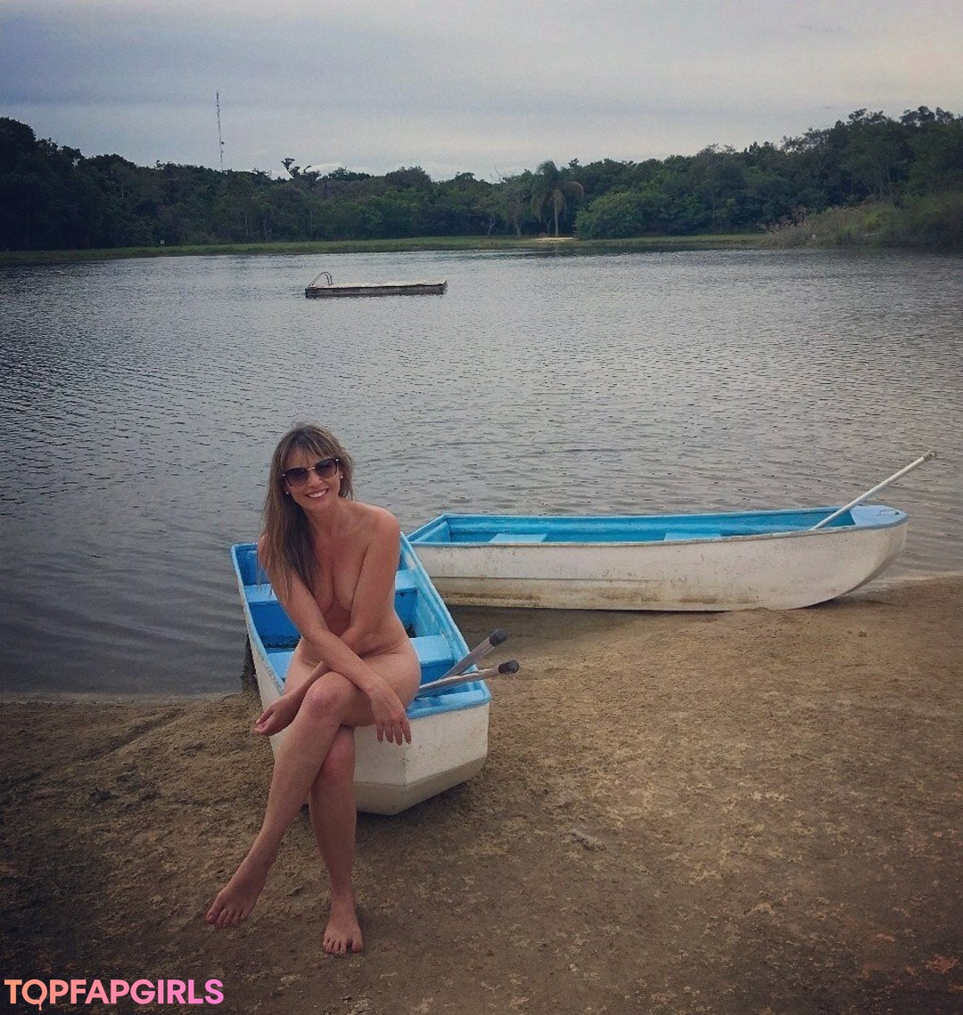 Foto desnuda filtrada de OnlyFans de Carinamoreschi #232 Foto desnuda filtrada de OnlyFans de Carinamoreschi #232