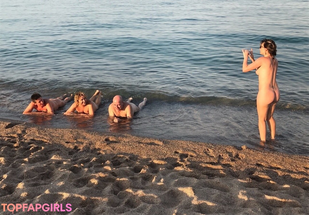 Foto desnuda filtrada de OnlyFans de Carinamoreschi #292 Foto desnuda filtrada de OnlyFans de Carinamoreschi #292