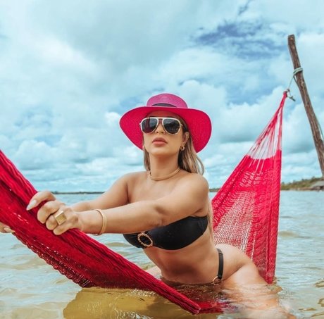 Deolane Bezerra