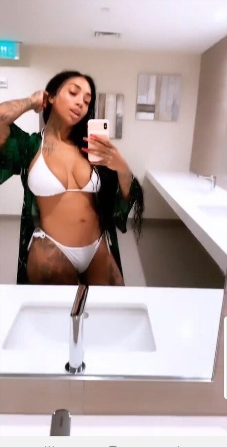 Foto desnuda filtrada de OnlyFans de Flyyytattedsky