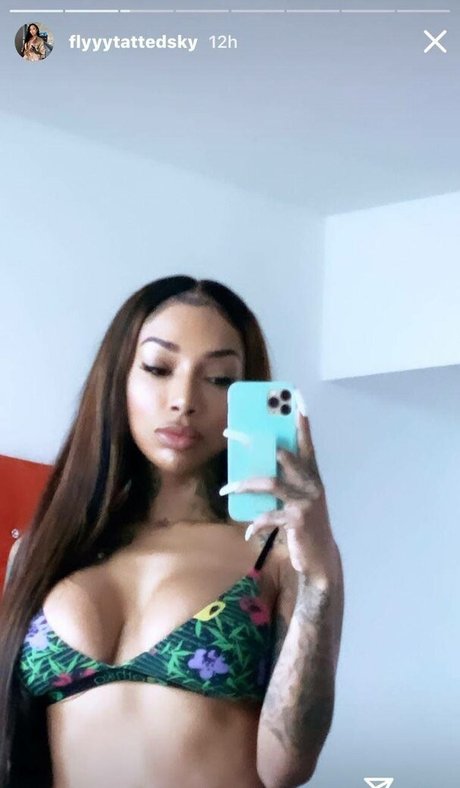 Foto desnuda filtrada de OnlyFans de Flyyytattedsky