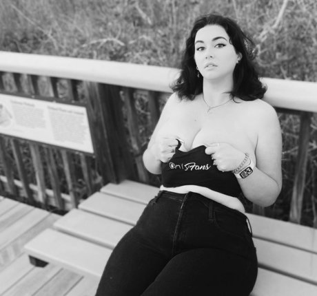 Foto desnuda filtrada de OnlyFans de Nova Reilly