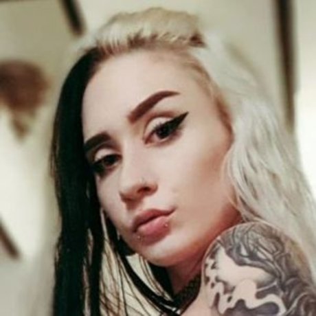 Foto desnuda filtrada de OnlyFans de Yearwalkatmidnight