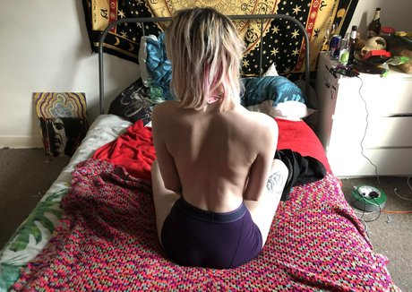 Foto desnuda filtrada de OnlyFans de Pinkhairedgirl