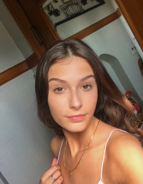 Foto desnuda filtrada de OnlyFans de Brunettestarbucksaddict