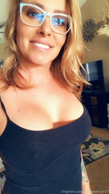 Foto desnuda filtrada de OnlyFans de Midwest Mom