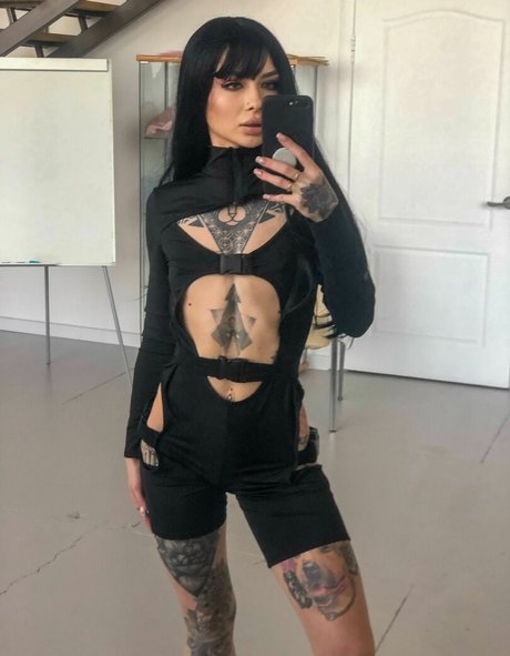 Foto desnuda filtrada de OnlyFans de Vakhanalia