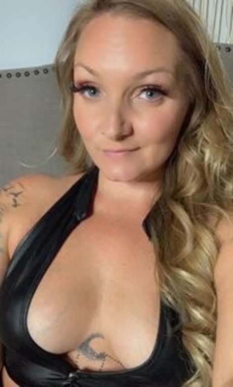 Foto desnuda filtrada de OnlyFans de Emberjayne