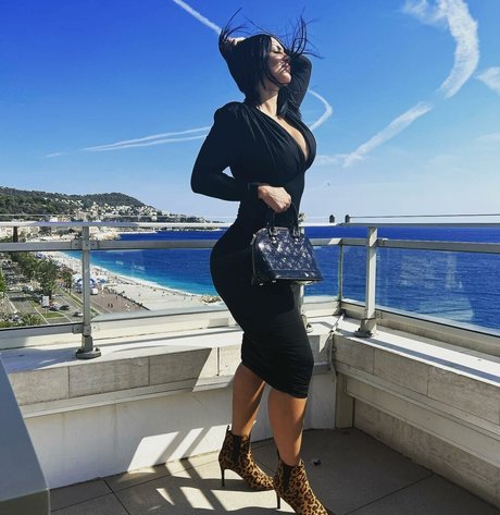 Foto desnuda filtrada de OnlyFans de Nadinedjelassi