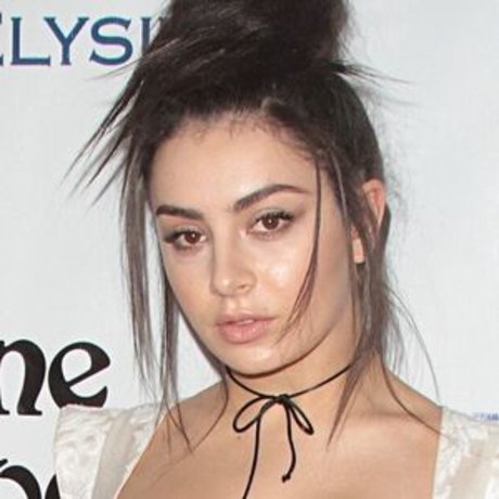 Foto desnuda filtrada de OnlyFans de Charlie Xcx