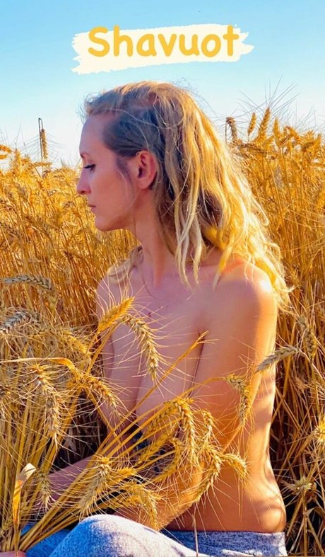 Pink_princess_on_sky