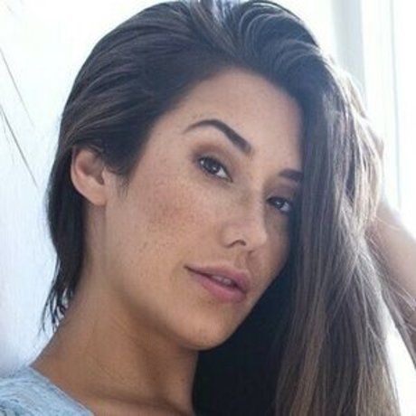 Eva Lovia