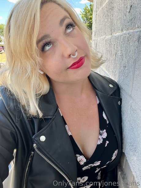Lindsay Jones