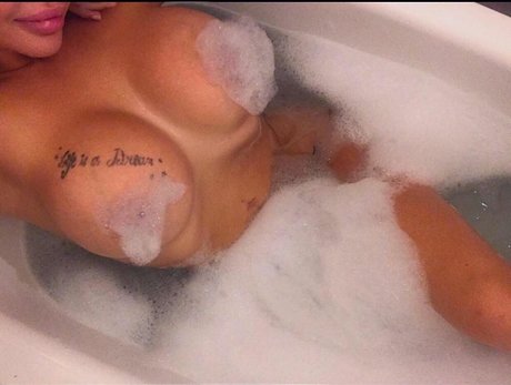 Foto desnuda filtrada de OnlyFans de Kahina Sbeauty