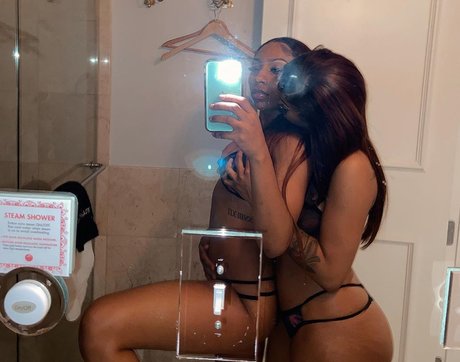 Foto desnuda filtrada de OnlyFans de Lola And Moni