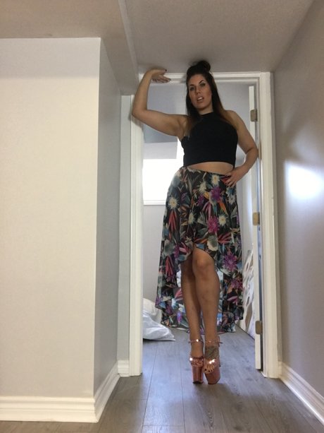 Tall Goddess Gia