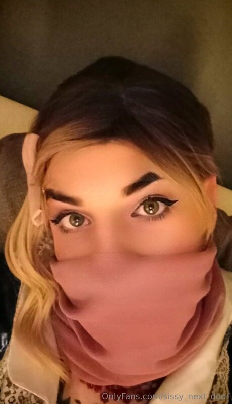 Foto desnuda filtrada de OnlyFans de Sissy Next Door