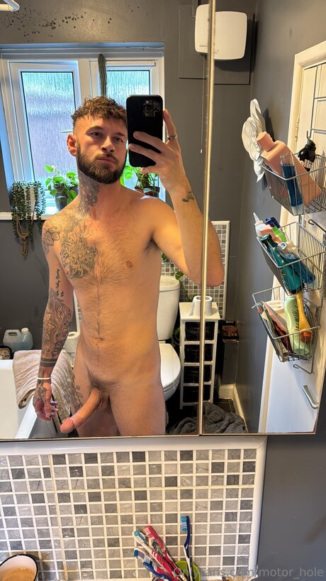 Foto desnuda filtrada de OnlyFans de Motor Hole