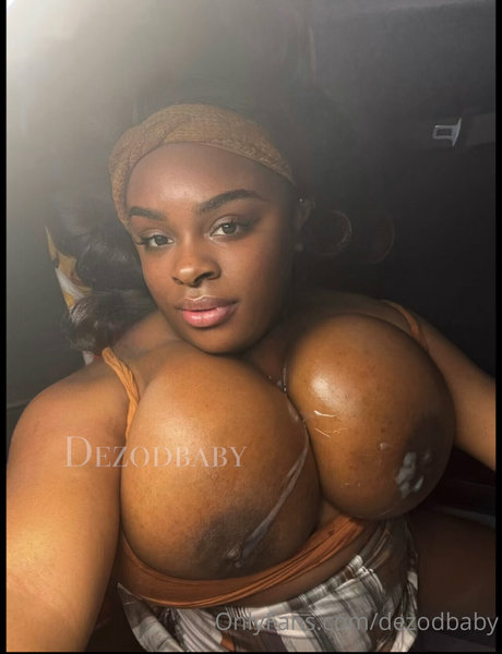 Foto desnuda filtrada de OnlyFans de Dezodbaby
