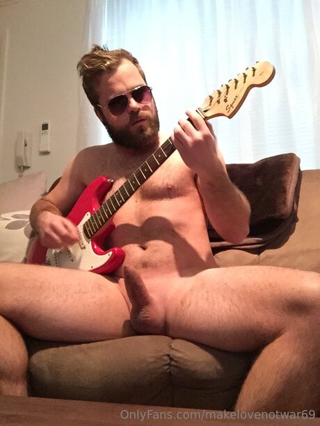 Foto desnuda filtrada de OnlyFans de Makelovenotwar69