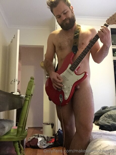 Makelovenotwar69