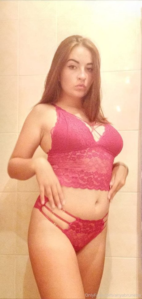 Foto desnuda filtrada de OnlyFans de Anya Brunette