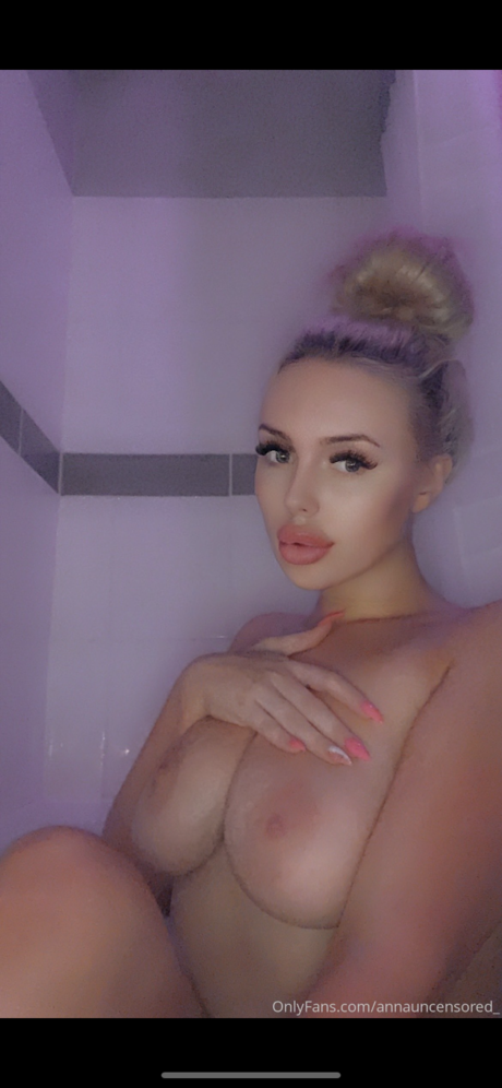 Foto desnuda filtrada de OnlyFans de A N N A R O S E