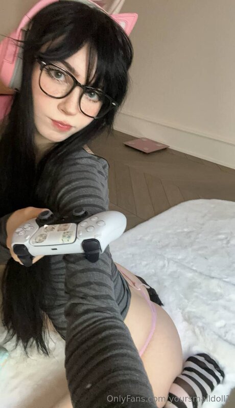Yoursmalldoll1