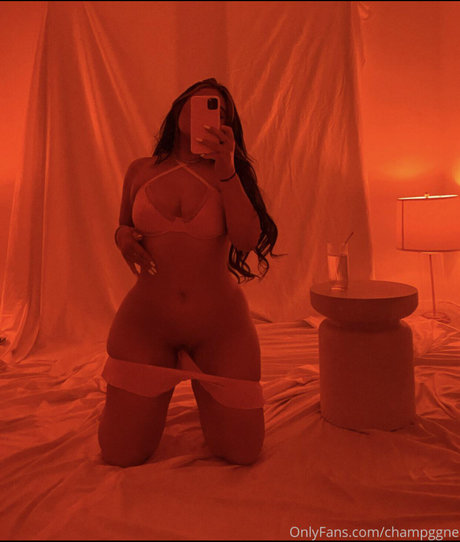 Foto desnuda filtrada de OnlyFans de Champagne